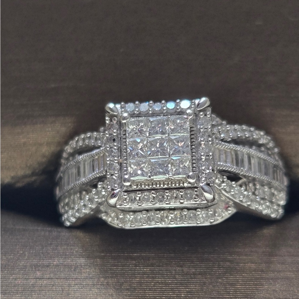 Elegant Silver Multi-Diamond Engagement Ring - Picture 3 of 3